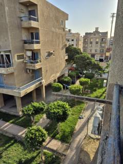 شقه للبيع بالشيخ زايد الحي 16 بجوار مول بدر