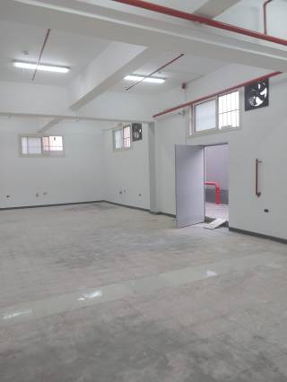 مصنع للايجار 800 متر داخل العاشر 01020529150