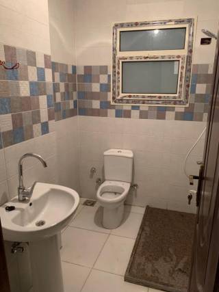 شقة سكنية بجراج3حجرات 2حمام باسانسيرمساحة 136 م2