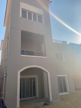 Townhouse corner for rent up town cairo