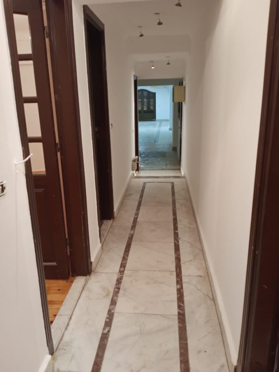 مقر للايجار 210 متر فى سموحة الوكيل عمر عبدالخالق