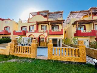 للبيع فيلا تقسيط بقرية بيرلا مارينا الساحل الشمالي