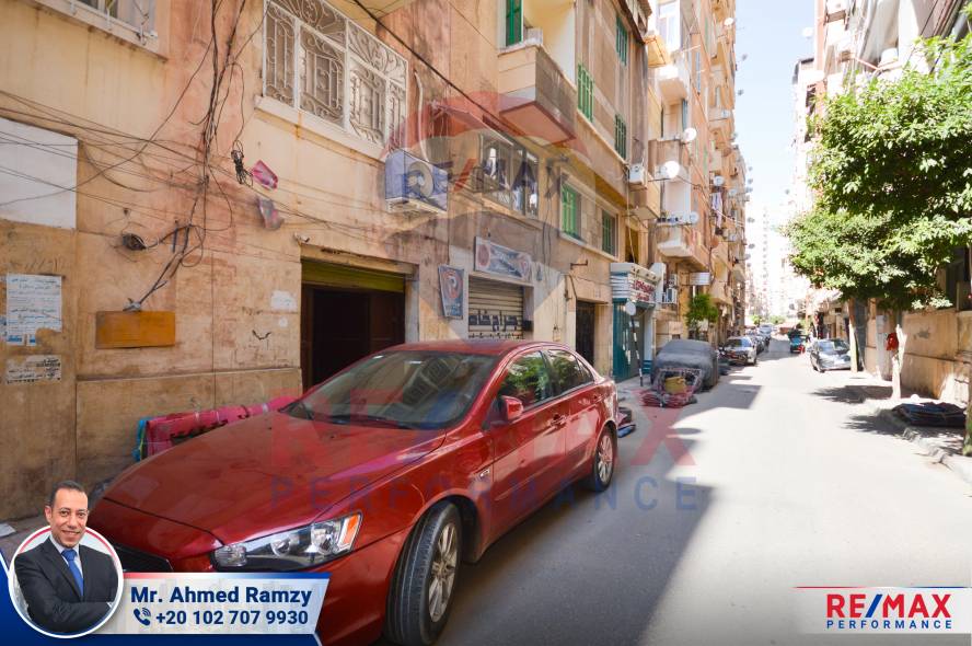 محل للبيع 112م كامب شيزار متفرع من عبد المنعم سند 1