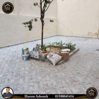 بموقع متميز للايجار ميزانين الدور الأول بالكامل 300 متر
