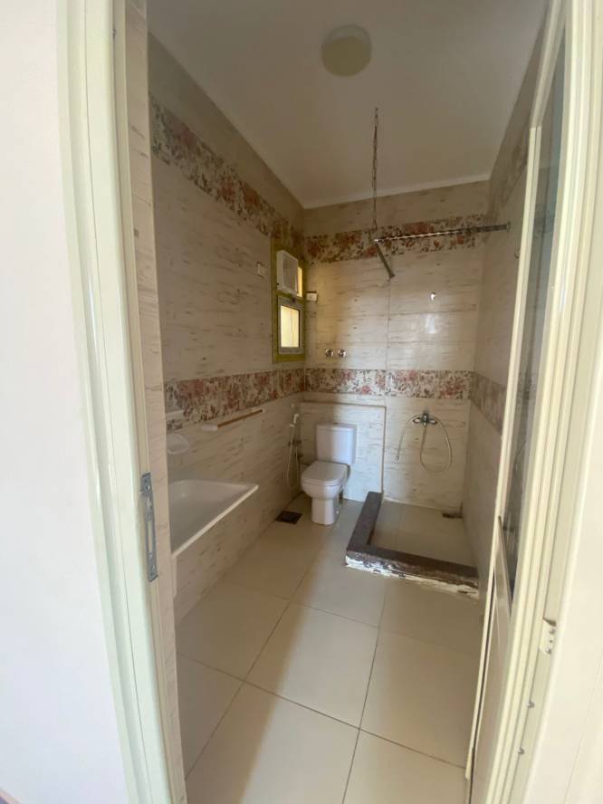 شقه للايجار تصلح ادارى في الحي تاسع الشيخ زايد 1