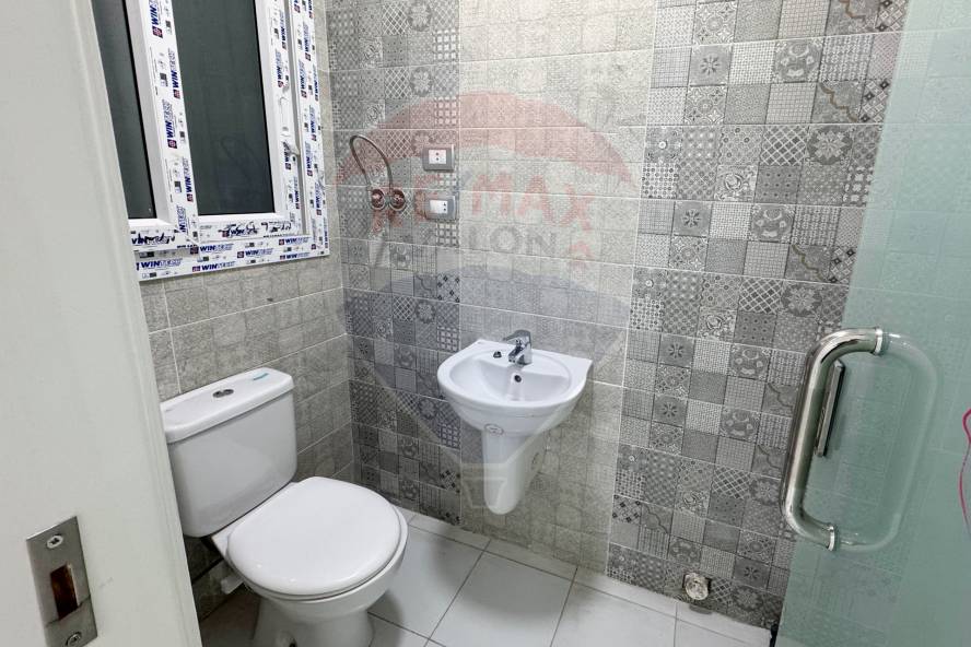 شقة إداري للإيجار بعمارة براند بقلب سموحة 1