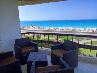 شاليه اول صف بحر للبيع بقرية جرين بيتش الساحل الشمالي