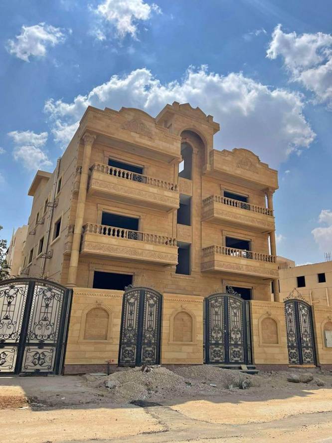 عمارة للبيع بالسياحية الثانية خلف مول العرب متقسمة 1