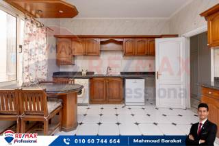 شقه للبيع 247 متر سبورتنج شارع الدلتا