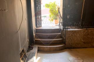بواجهه مميزه للبنوك و البراندات محل وميزان للبيع