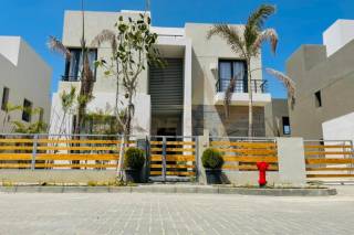 تاون هاوس للبيع290مكومباوند بالم هيلز الأسكندرية