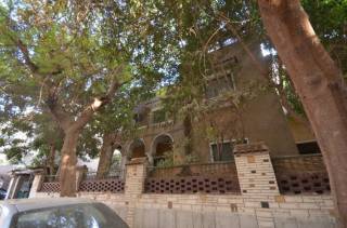 فيلا 650م لقطه للبيع على ناصية شارعين رئيسي بالعجو