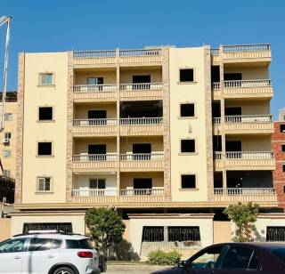 للبيع شقه بحدائق الاهرام علي السور مباشر