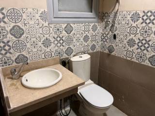 شقه للبيع بالسياحيه الاولي 180م