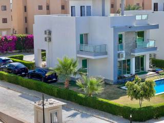 شاليه للبيع علي البحر في قرية اروما العين السخنة