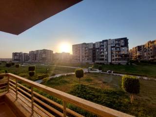 شقة للبيع ارضي مرتفع مساحة 177م زائد حصة بالجراج 50م