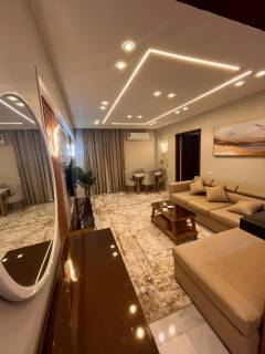 شقة للايجار بكمبوند بفرلى هيلز بموقع متميز ١٢٠ متر