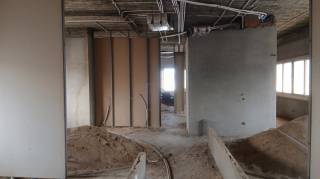 مكتب 400م للإيجار في مول شهير على شارع الشباب