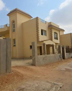 فيلا للبيع في جولف السليمانية بموقع مميز