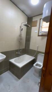 شقه شقه 140م للبيع في المهندسين دور اول سلم بدون ا