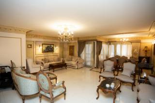 شقة للبيع 240 متر لوران تانى نمره من البحر