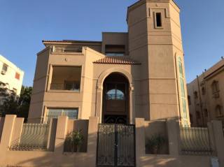 للبيع فيلا توين هاوس 370 م كمبوند ريفيرا هايتس 