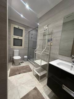 شقة للايجار ٣ غرف ٢ صالة مكيفة