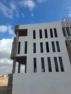 محل للايجار يصلح مطعم بالكورت يارد