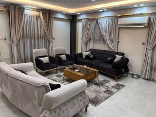 شقة للبيع بالفرش اكتوبر الحي الثامن علي المحور