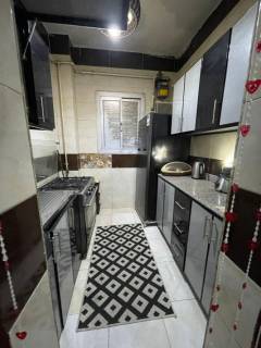 شقه 100م للبيع في العجوزه ش سالم سالم دور اول سلم