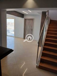 للبيع شقة بنتهاوس كمبوند جاردن هيلز 6اكتوبر