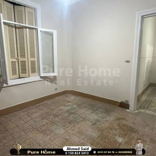 مقر اداري مفروش للايجار الازاريطه خطوات من البحر