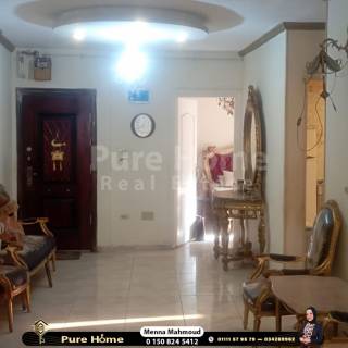 ستانلى امام مدرسة جيرار