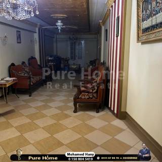 شقة للبيع بموقع متميز بمحرم بك شارع المحكمة