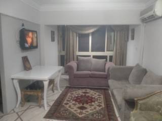 شقة بمكان مميز فى شيراتون المطار واجهة دور تانى