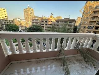 شقه للبيع 160 متر بالقرب من فندق سفير ميدان المساحه