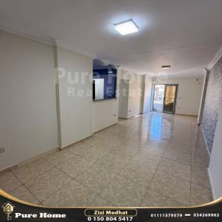 للبيع بكامب شيزار على الترام شقه 180م