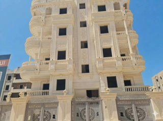 شقة دور رابع ناصية بموقع جمع بين البحر والجامعة
